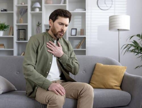 Kłucie pod żebrami przy biurku — kiedy to gazy, a kiedy serce?